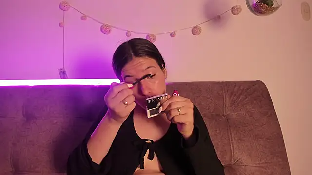 katalella brown1 online show from 09.30.25