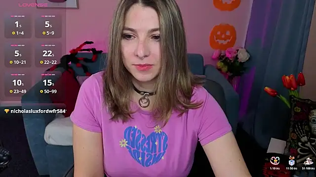 Snapshot of evafolver chatting on 10.29.25 evafolver online show from 10.29.25