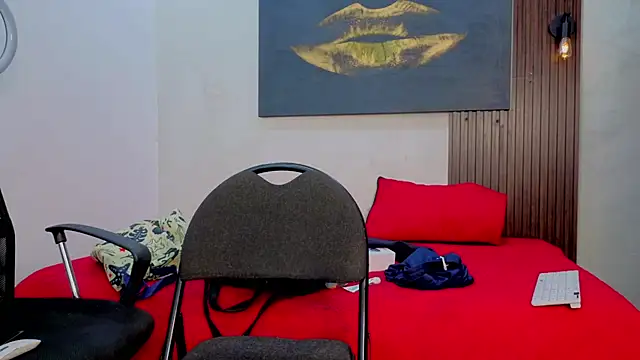 Snapshot of DylanGuss chatting on 10.12.25 DylanGuss online show from 10.12.25