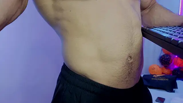 Snapshot of DylanGuss chatting on 11.05.25 DylanGuss online show from 11.05.25