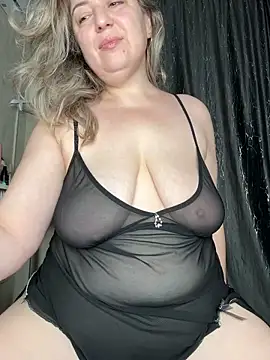 Snapshot of LizaTits chatting on 10.26.25 LizaTits online show from 10.26.25