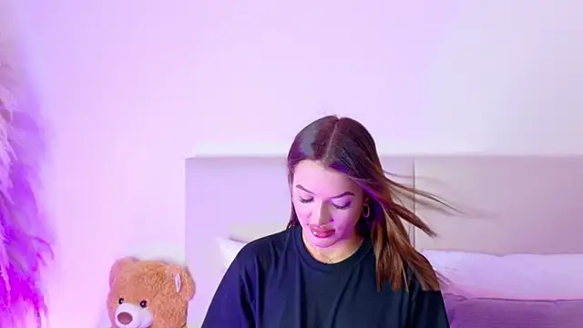 Snapshot of Bella-taylorr chatting on 10.07.25 Bella-taylorr online show from 10.07.25