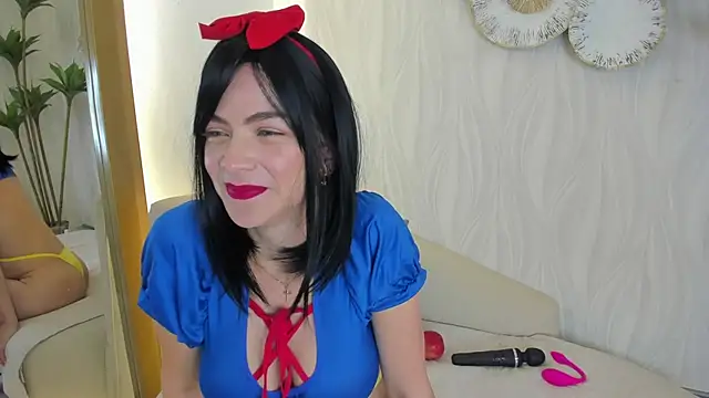 Snapshot of Velora__ chatting on 09.30.25 Velora online show from 09.30.25