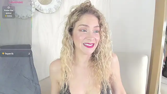 Snapshot of Velora__ chatting on 11.03.25 Velora online show from 11.03.25