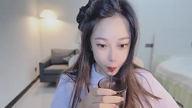 Maymay  online show from 10.18.25