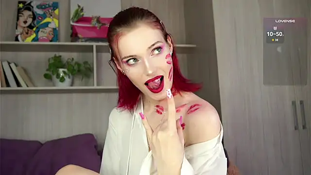 Snapshot of GlaydsLeveto chatting on 10.29.25 GlaydsLeveto online show from 10.29.25