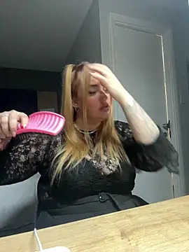 Snapshot of MysteriousMylaX chatting on 10.05.25 MysteriousMylaX online show from 10.05.25