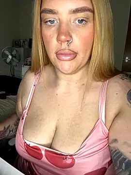 Snapshot of MysteriousMylaX chatting on 10.22.25 MysteriousMylaX online show from 10.22.25