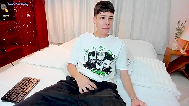 Snapshot of oblivion_deku chatting on 10.04.25 oblivion deku online show from 10.04.25