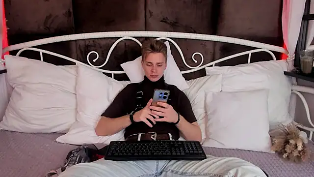 LawrenceMiles online show from 10.11.25