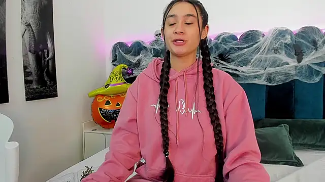 Snapshot of EmilyHanks_ chatting on 10.24.25 EmilyHanks online show from 10.24.25