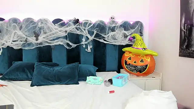 Snapshot of EmilyHanks_ chatting on 11.01.25 EmilyHanks online show from 11.01.25