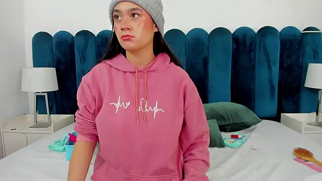 Snapshot of EmilyHanks_ chatting on 11.14.25 EmilyHanks online show from 11.14.25