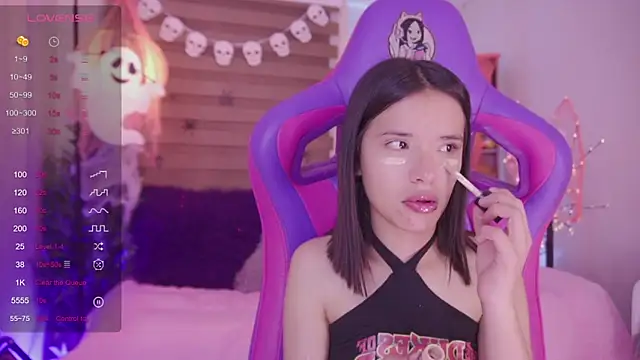 Snapshot of Lana_Dreams_ chatting on 10.25.25 Lana Dreams online show from 10.25.25