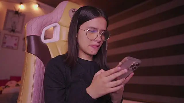 Snapshot of Lana_Dreams_ chatting on 10.29.25 Lana Dreams online show from 10.29.25