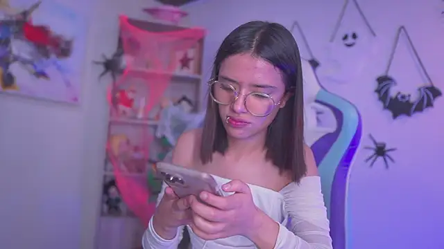 Snapshot of Lana_Dreams_ chatting on 10.31.25 Lana Dreams online show from 10.31.25