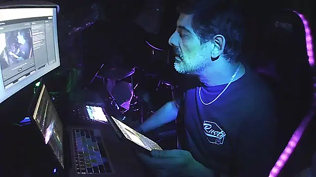 Snapshot of Rod_Contreras_ARG chatting on 11.08.25 Rod Contreras ARG online show from 11.08.25