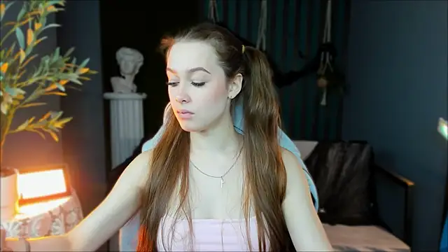 Snapshot of ArielSykes chatting on 10.30.25 ArielSykes online show from 10.30.25