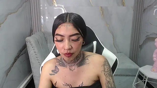 Ashley Blum v online show from 10.12.25