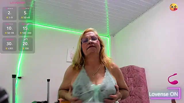 Snapshot of esmeraldaladys chatting on 06.20.26 esmeraldaladys online show from 06.20.26