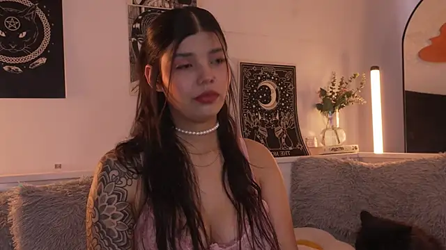 Snapshot of sophieee_art chatting on 09.29.25 sophieee art online show from 09.29.25