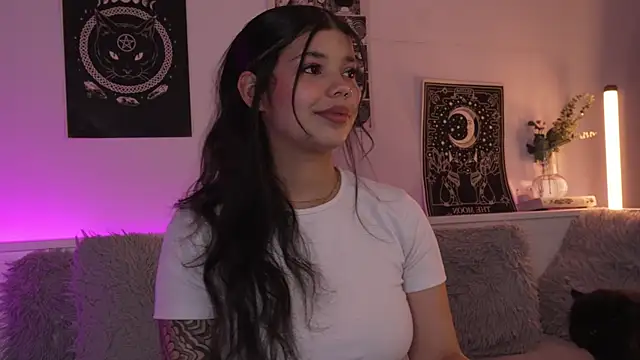 Snapshot of sophieee_art chatting on 10.07.25 sophieee art online show from 10.07.25