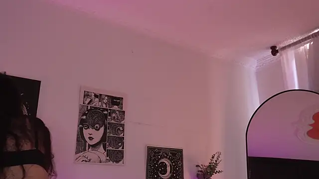 Snapshot of sophieee_art chatting on 10.08.25 sophieee art online show from 10.08.25