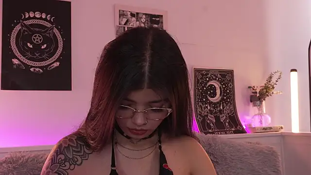 Snapshot of sophieee_art chatting on 10.09.25 sophieee art online show from 10.09.25