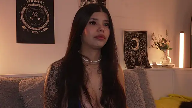 Snapshot of sophieee_art chatting on 10.12.25 sophieee art online show from 10.12.25