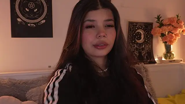 Snapshot of sophieee_art chatting on 10.19.25 sophieee art online show from 10.19.25