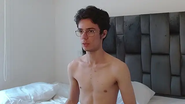 Snapshot of VIKTORNOIR chatting on 10.01.25 VIKTORNOIR online show from 10.01.25