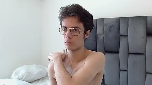 Snapshot of VIKTORNOIR chatting on 10.02.25 VIKTORNOIR online show from 10.02.25