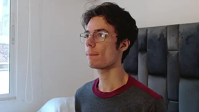 Snapshot of VIKTORNOIR chatting on 10.04.25 VIKTORNOIR online show from 10.04.25