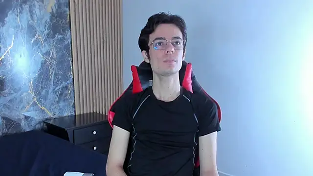 Snapshot of VIKTORNOIR chatting on 10.06.25 VIKTORNOIR online show from 10.06.25