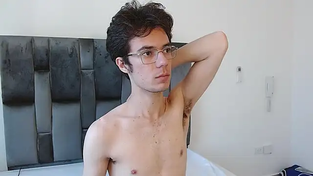 Snapshot of VIKTORNOIR chatting on 10.07.25 VIKTORNOIR online show from 10.07.25