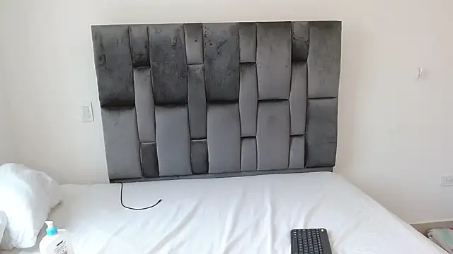 Snapshot of VIKTORNOIR chatting on 10.08.25 VIKTORNOIR online show from 10.08.25