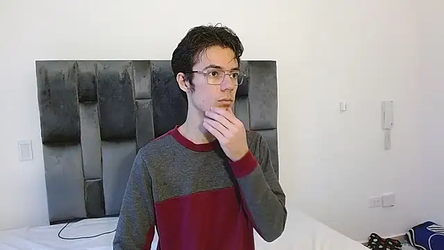 Snapshot of VIKTORNOIR chatting on 10.10.25 VIKTORNOIR online show from 10.10.25