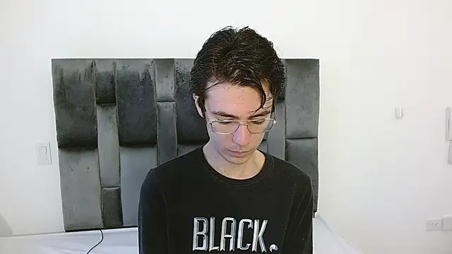 Snapshot of VIKTORNOIR chatting on 10.14.25 VIKTORNOIR online show from 10.14.25