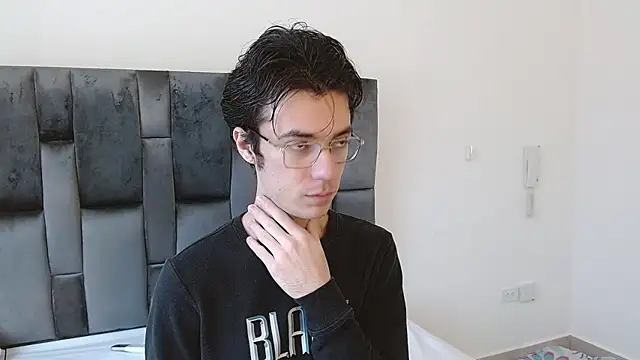 Snapshot of VIKTORNOIR chatting on 10.17.25 VIKTORNOIR online show from 10.17.25