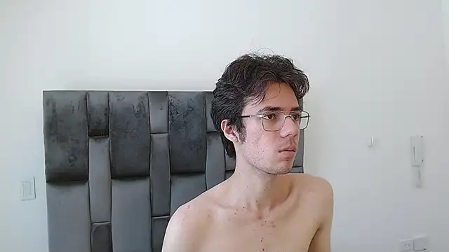 Snapshot of VIKTORNOIR chatting on 10.18.25 VIKTORNOIR online show from 10.18.25