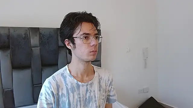 Snapshot of VIKTORNOIR chatting on 10.19.25 VIKTORNOIR online show from 10.19.25