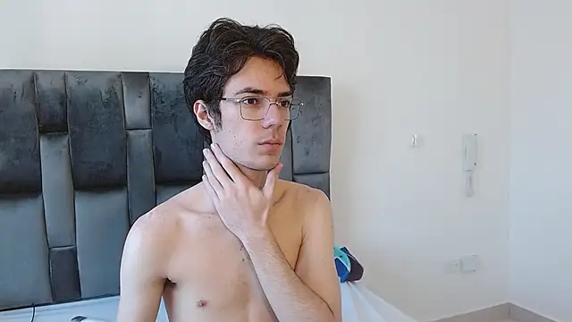 Snapshot of VIKTORNOIR chatting on 10.21.25 VIKTORNOIR online show from 10.21.25