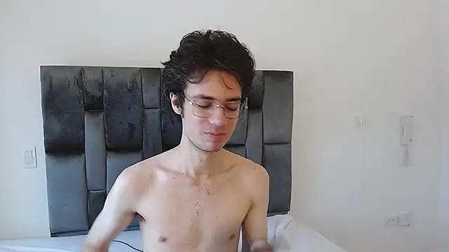 Snapshot of VIKTORNOIR chatting on 10.23.25 VIKTORNOIR online show from 10.23.25