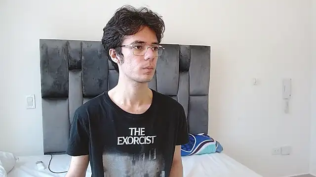 Snapshot of VIKTORNOIR chatting on 10.25.25 VIKTORNOIR online show from 10.25.25