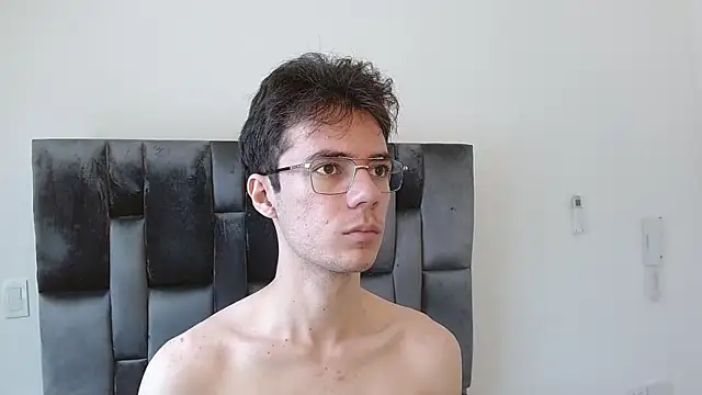 Snapshot of VIKTORNOIR chatting on 10.31.25 VIKTORNOIR online show from 10.31.25