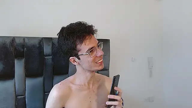 Snapshot of VIKTORNOIR chatting on 11.01.25 VIKTORNOIR online show from 11.01.25