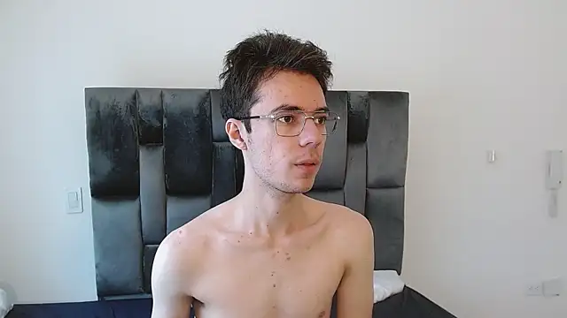 Snapshot of VIKTORNOIR chatting on 11.03.25 VIKTORNOIR online show from 11.03.25