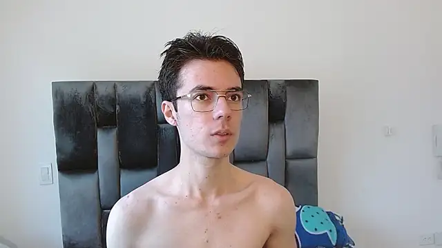 Snapshot of VIKTORNOIR chatting on 11.04.25 VIKTORNOIR online show from 11.04.25