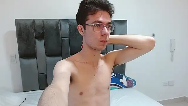 Snapshot of VIKTORNOIR chatting on 11.05.25 VIKTORNOIR online show from 11.05.25