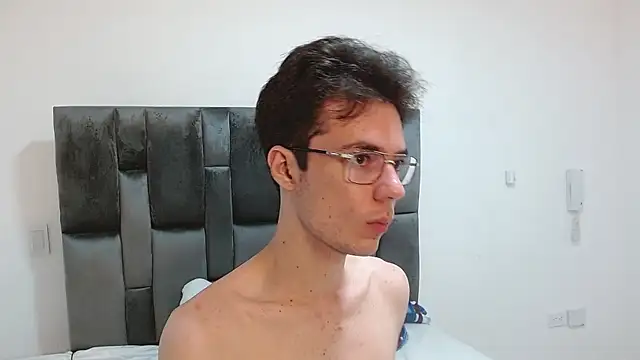 Snapshot of VIKTORNOIR chatting on 11.06.25 VIKTORNOIR online show from 11.06.25